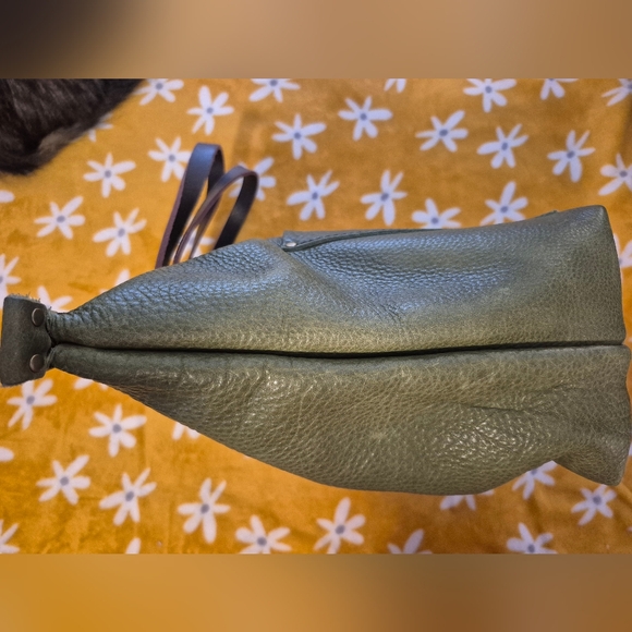 Portland Leather Large Zip Tote-Kiwi - Picture 5 of 8